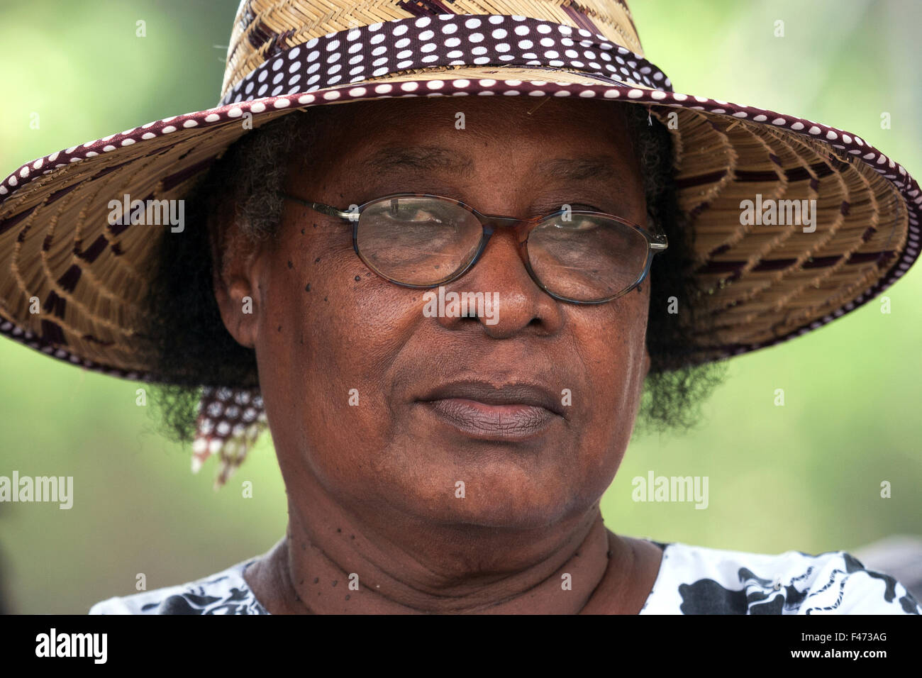 Locali di donna con cappello di paglia e occhiali, ritratto, Anse Royale, Isola di Mahe, Seicelle Foto Stock