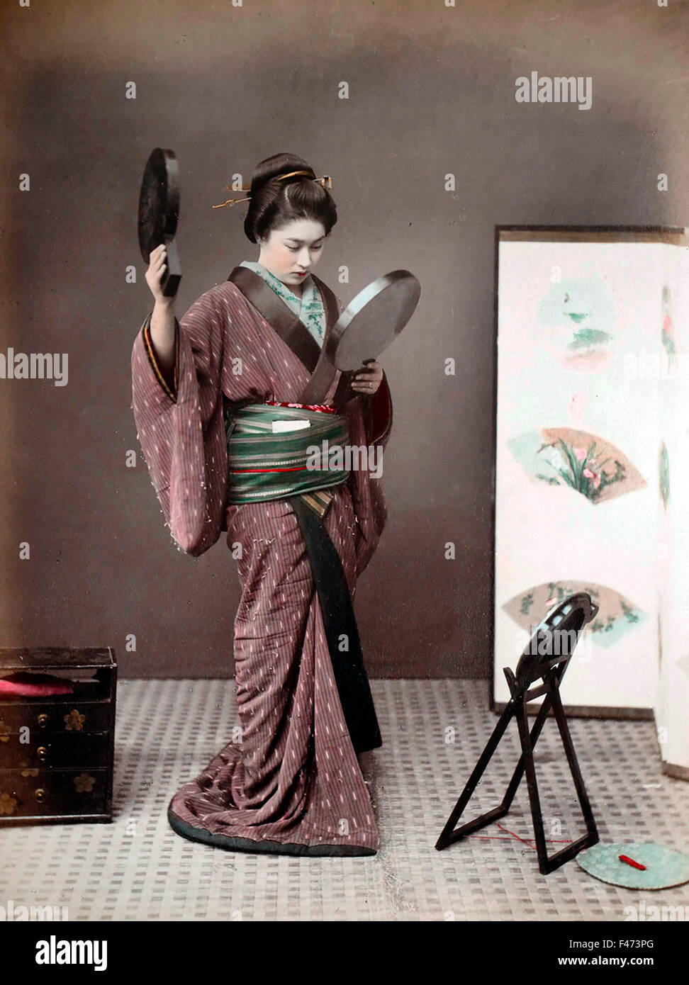Geisha guardando in uno specchio, Giappone Foto Stock