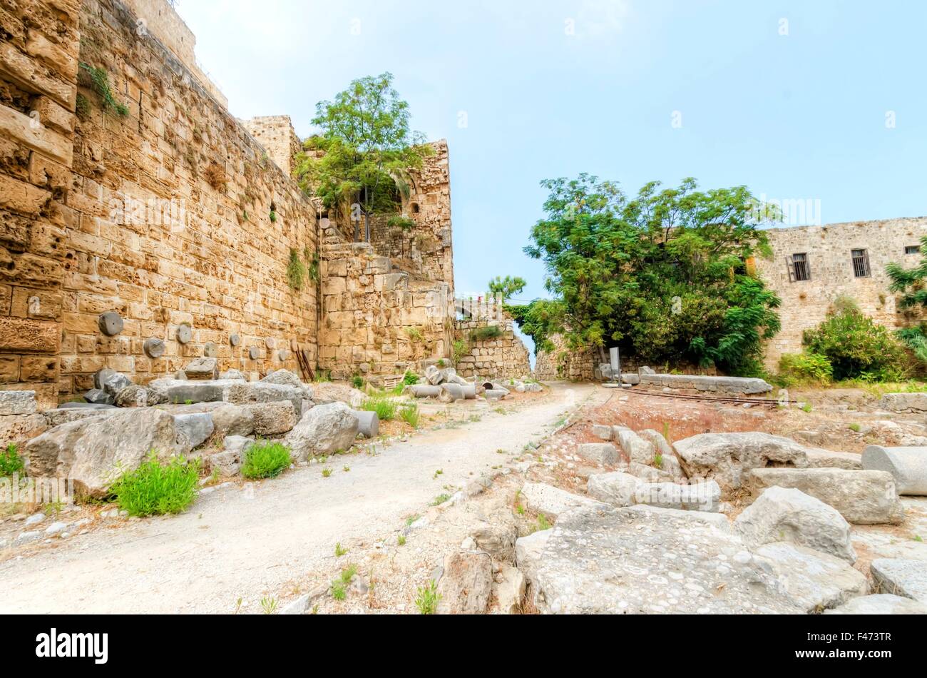 I crociati' castello nella storica città di Byblos in Libano. Una vista delle pareti settentrionali e il ninfeo romano scoperto Foto Stock