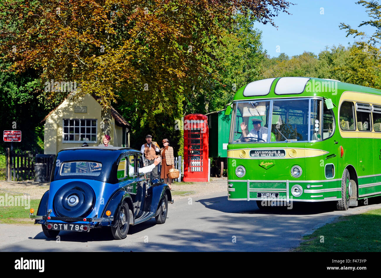 Motore Southdown servizi autobus con periodo di re-enactors (fine anni quaranta - primi anni Sessanta) a Amberley Working Museum. Foto Stock