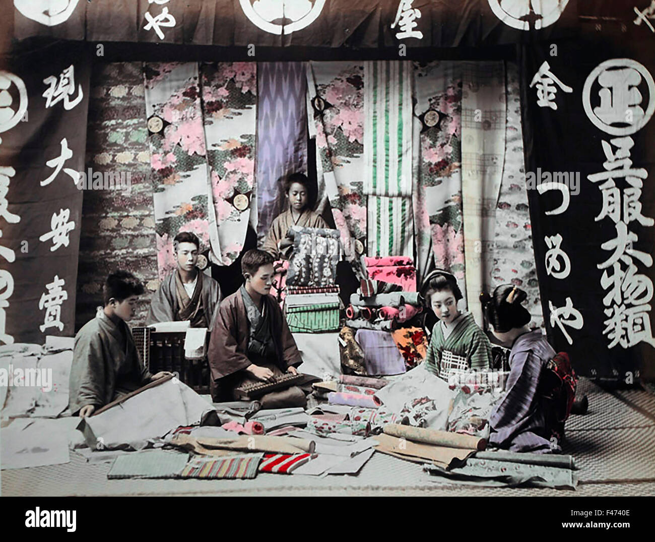 Il popolo giapponese lavorando alla produzione della seta, Giappone Foto Stock