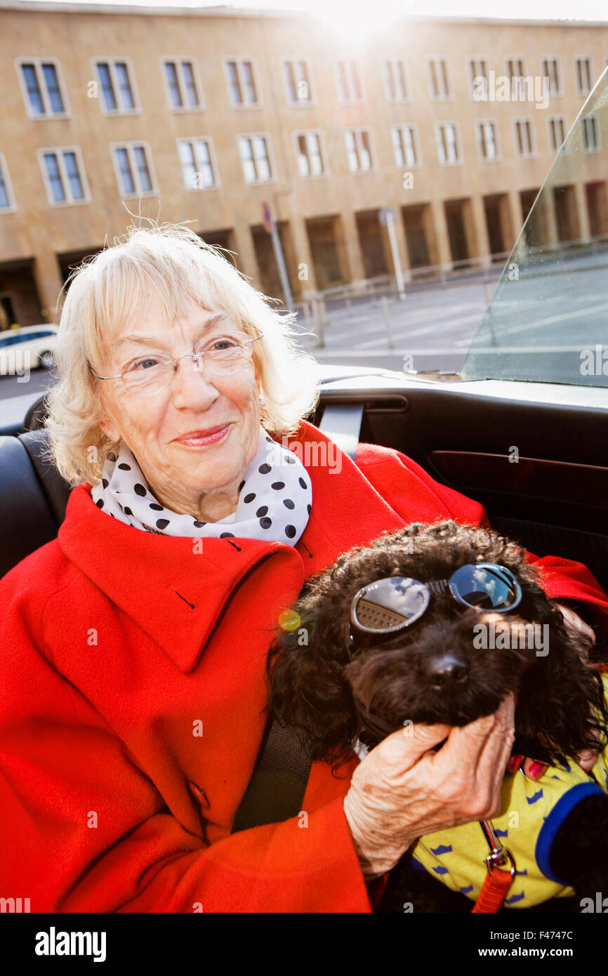 Una donna e un cane in auto, Berlino, Germania. Foto Stock