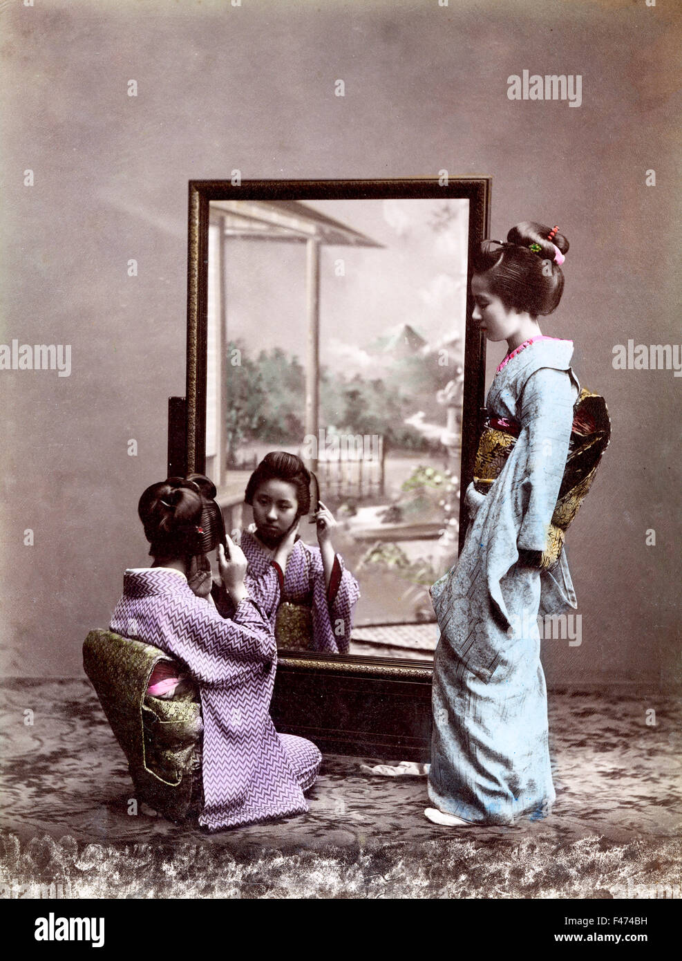Due geishe di fronte a specchio, Giappone Foto Stock