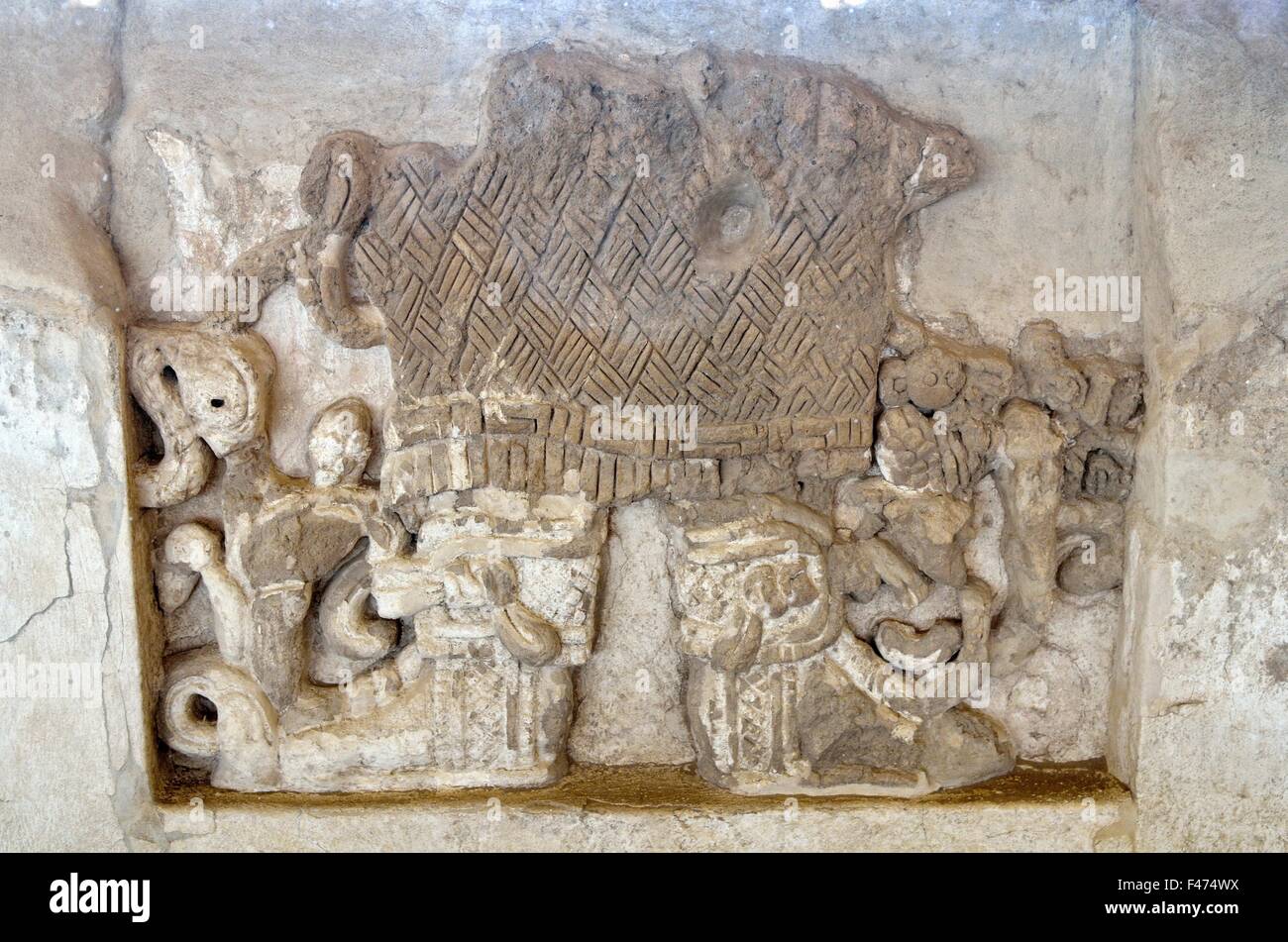 Rilievo di parete, la rappresentazione di una colonna di gioielleria, lo scavo del sito site Cacaxtla in Tlaxcala, stato di Tlaxcala, Messico Foto Stock