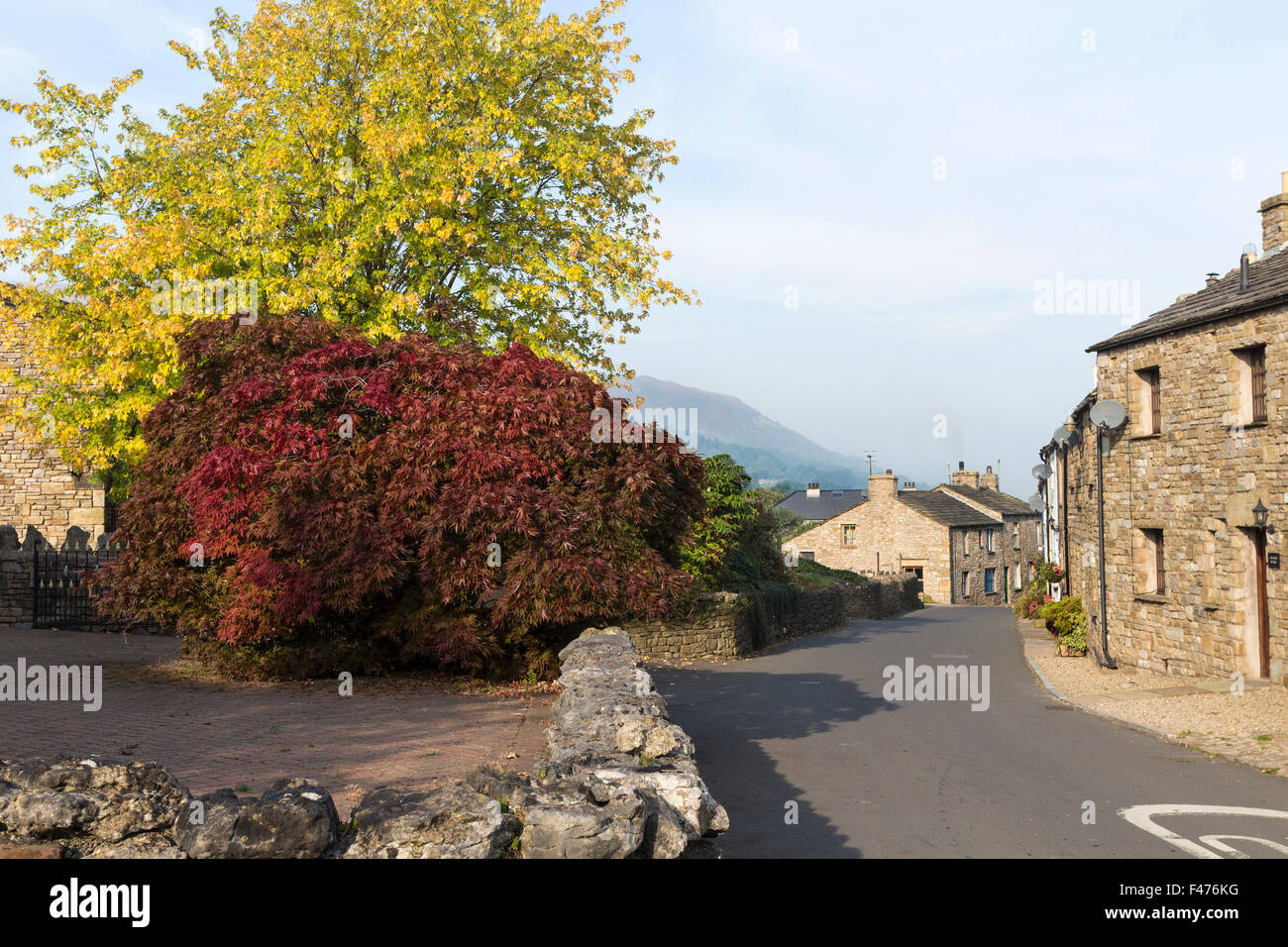 Una tranquilla mattina autunnale nel villaggio di ammaccatura Cumbria Regno Unito Foto Stock