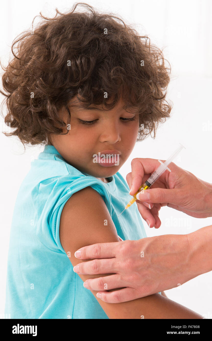 La vaccinazione di un bambino Foto Stock