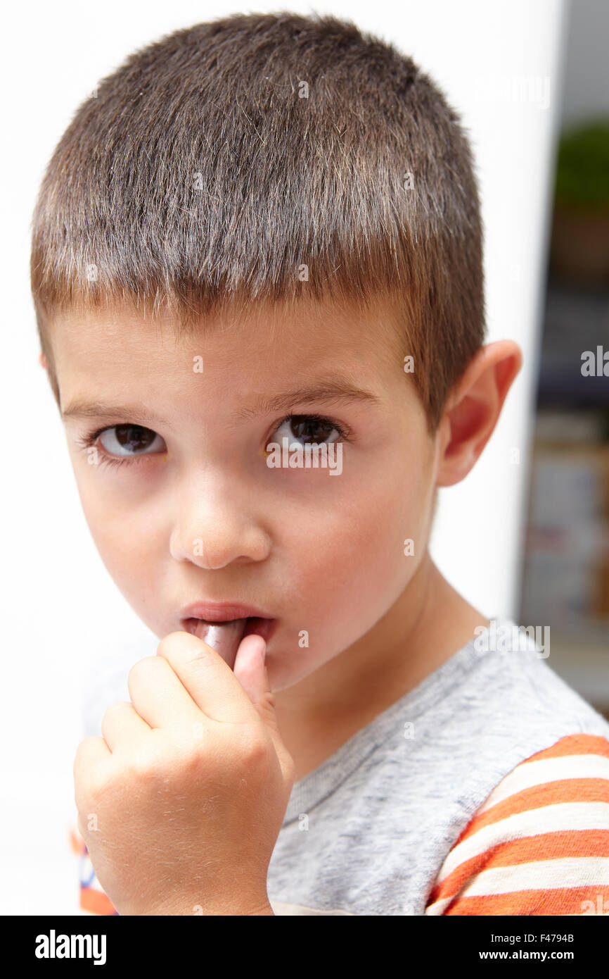 BAMBINO ALL'INTERNO Foto Stock