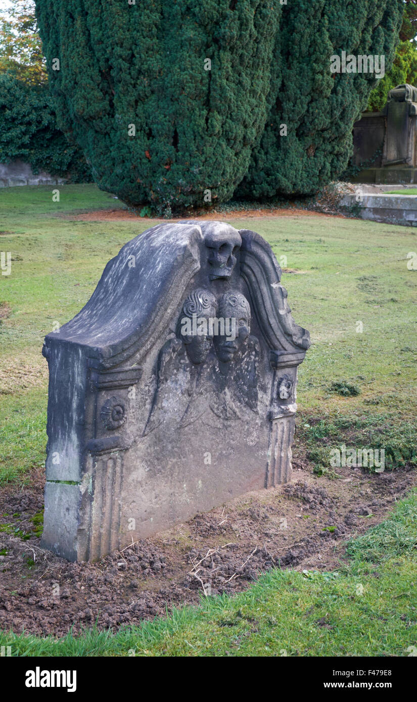 Pietra tombale, San Michele, Chiesa INVERESK, Scozia, cranio, angeli, Chiesa di Scozia Foto Stock