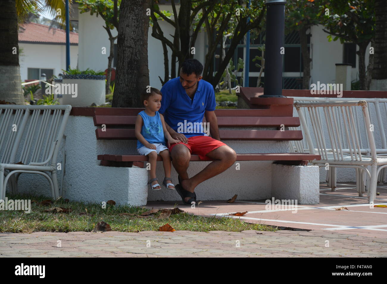 Padre e figlio discussione sull'parkbench Foto Stock