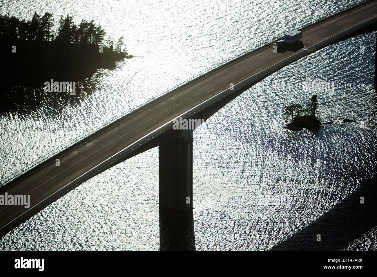 Ponte che attraversa il lago Vatter, Svezia. Foto Stock