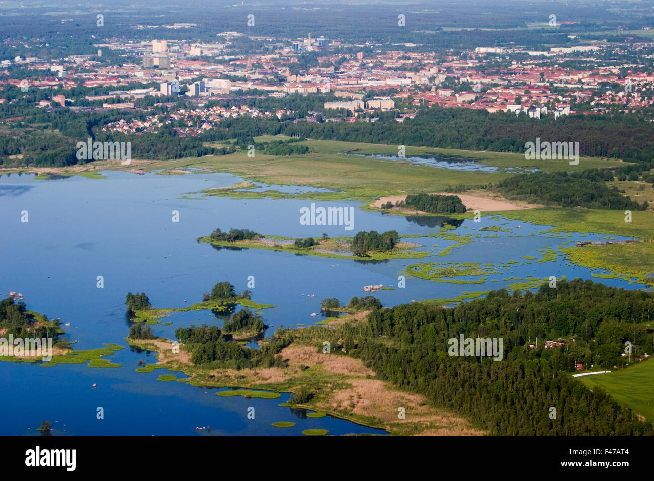 Una città e un lago, Hjalmaren, Narke. La Svezia. Foto Stock