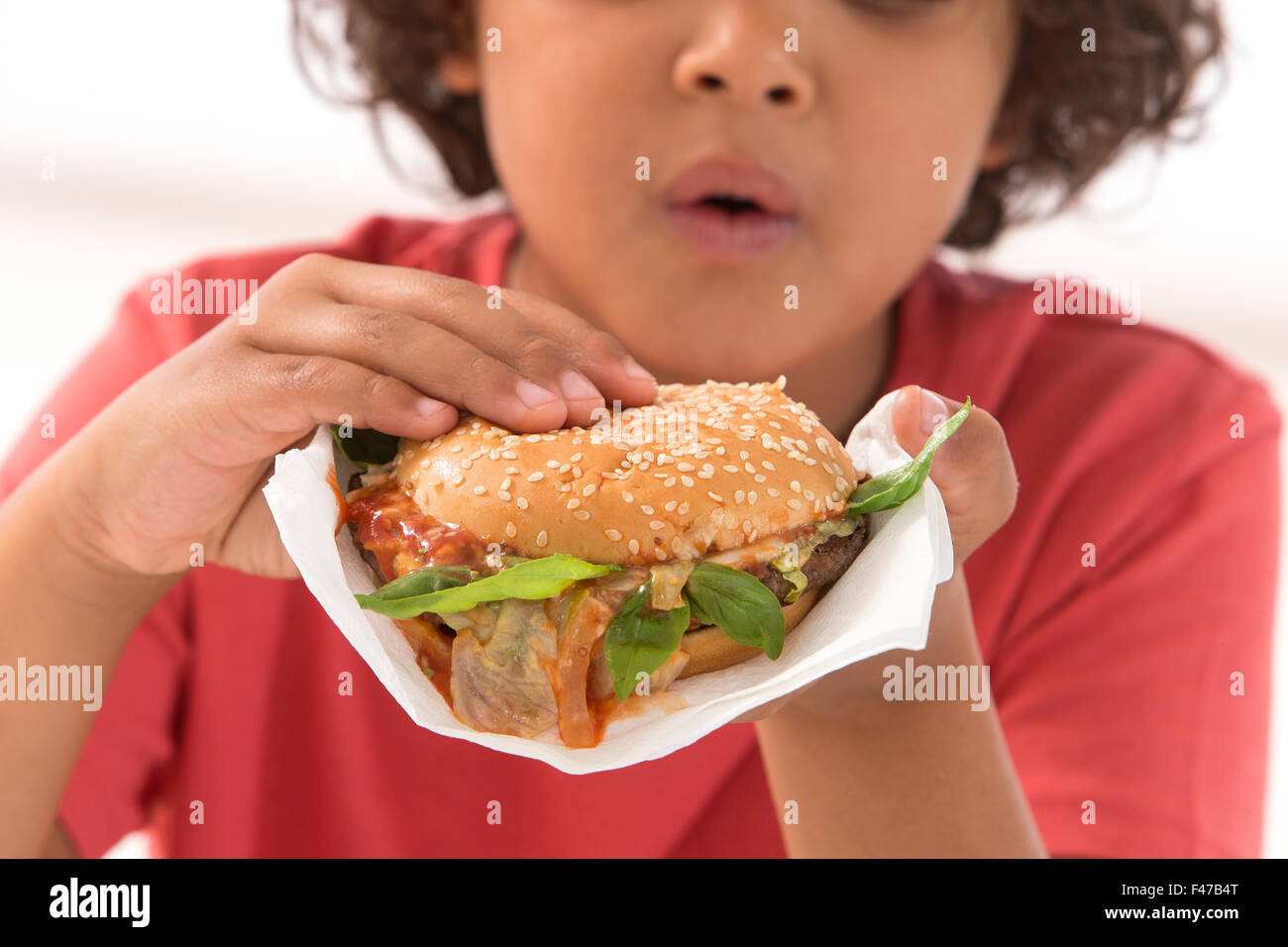 BAMBINO CHE MANGIA Foto Stock