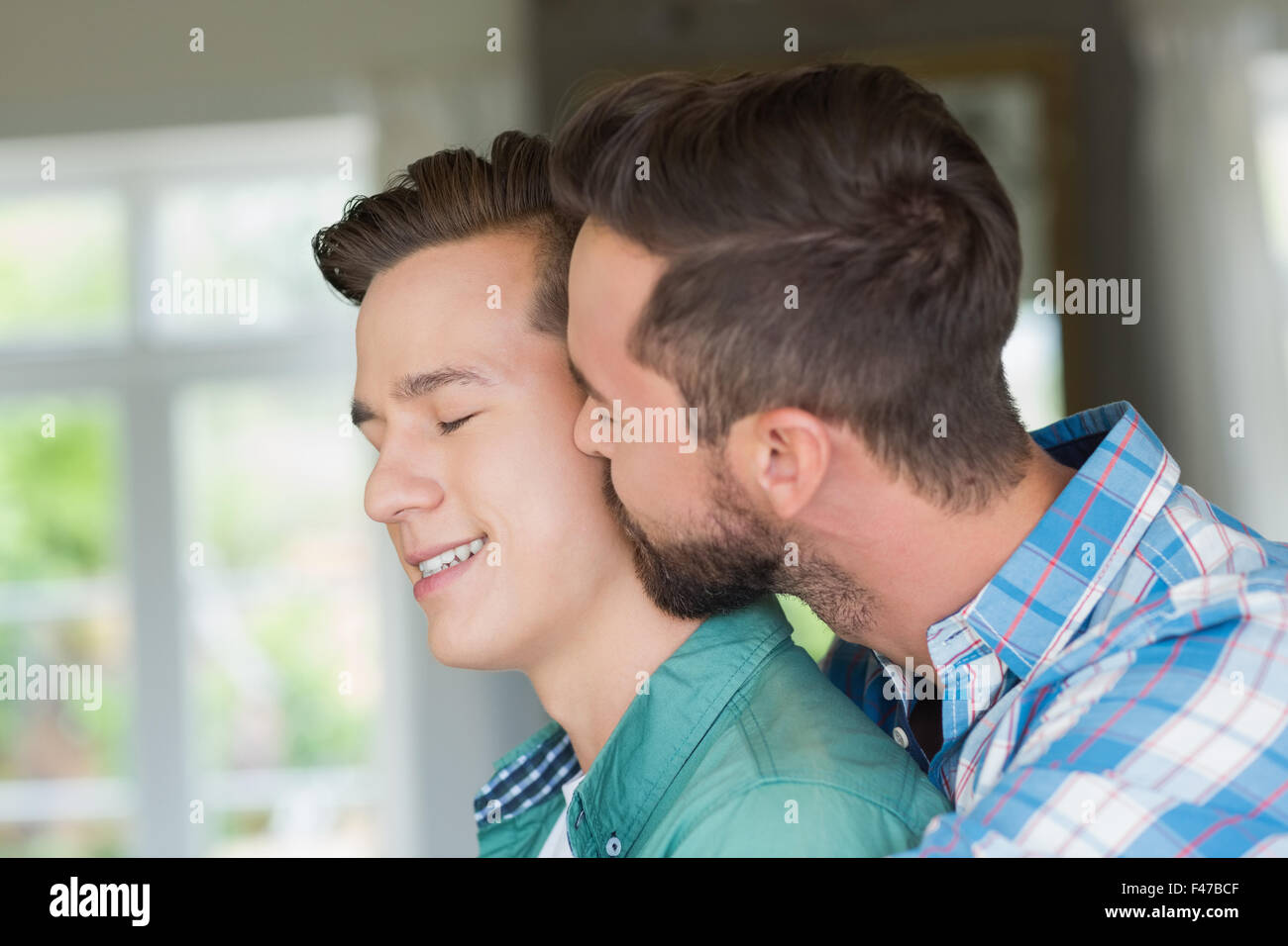 Coppia omosessuale men kissing ogni altro Foto Stock