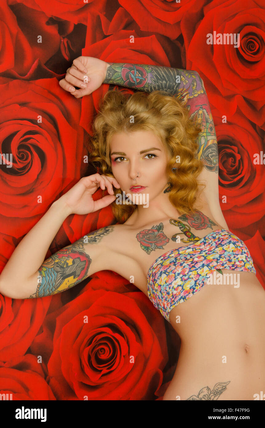 La donna tatuata in background con fiori Foto Stock