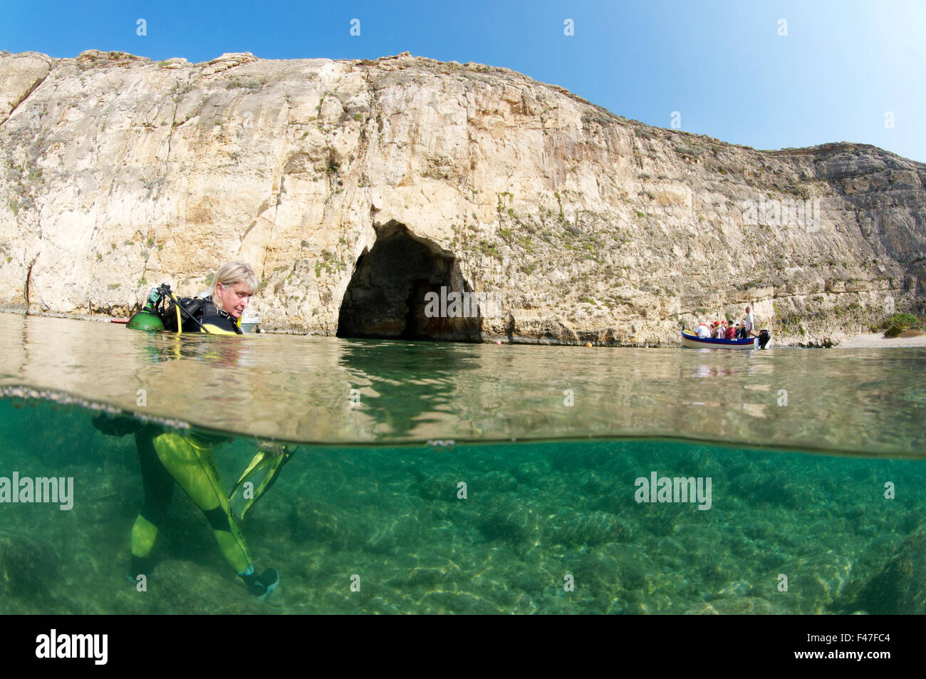 Inland Sea e scuba diver, Gozo, Malta, Sud Europa, Mar Mediterraneo Foto Stock