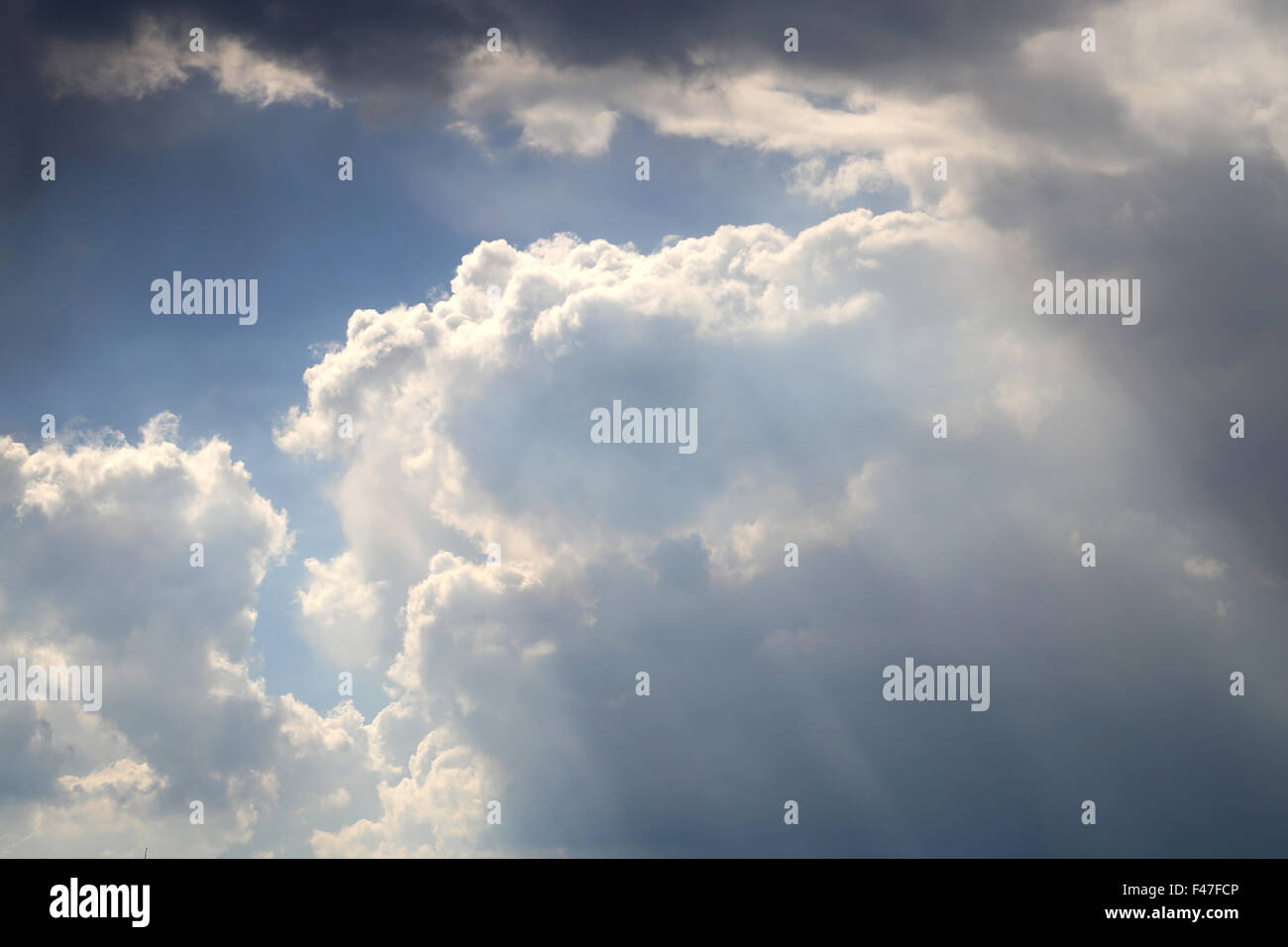 Interessanti foto nuvole bianche su un cielo blu Foto Stock