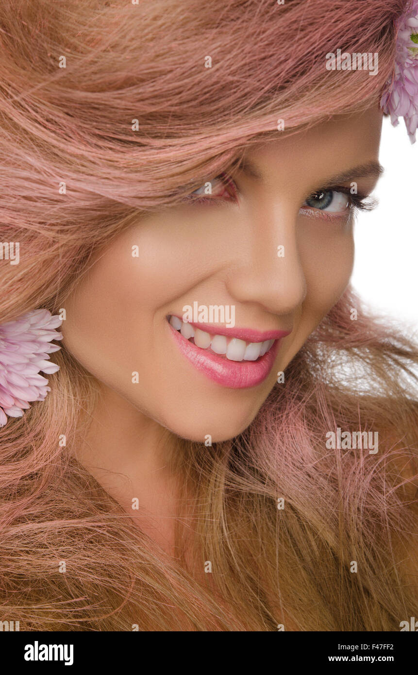 Felice donna con capelli rosa e fiori Foto Stock