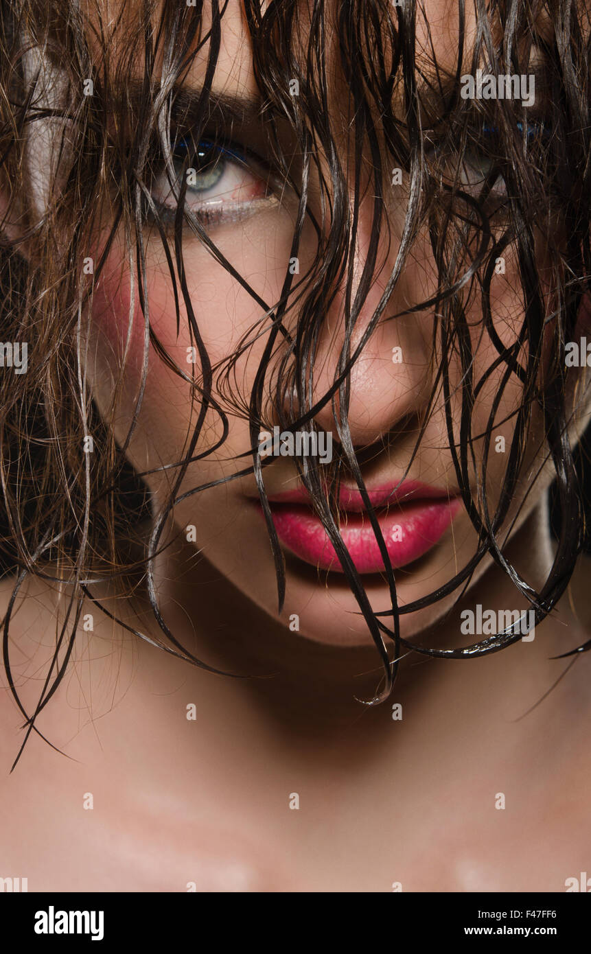 Ritratto di donna con bellissimi capelli bagnati Foto Stock
