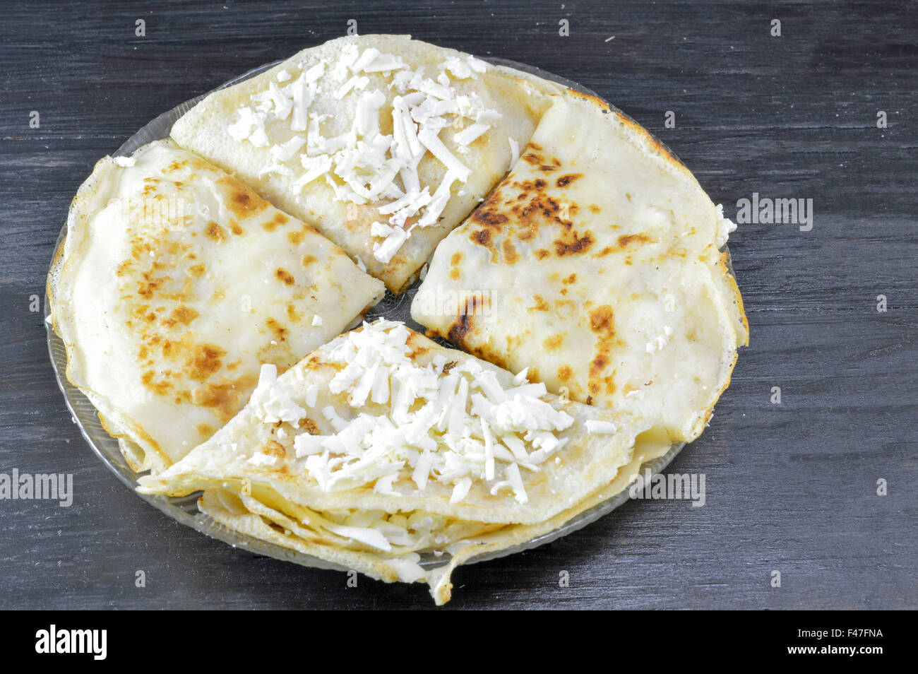 Frittelle fatte in casa con formaggio e servita su piastra Foto Stock