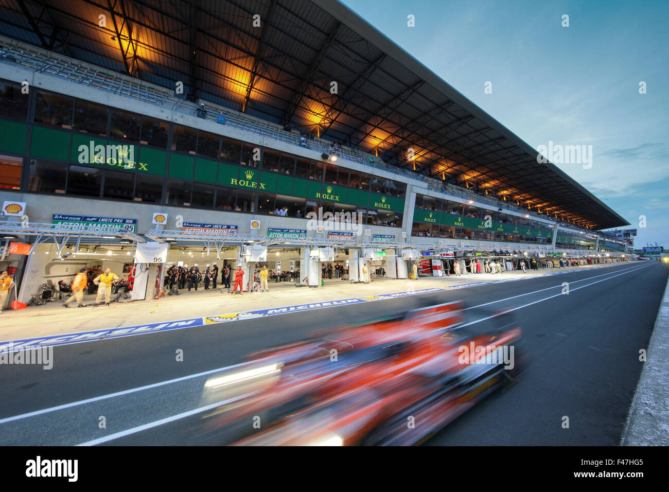 La pit lane alla 24 ore di corsa di Le Mans Foto Stock La pit lane alla 24 ore di corsa di Le Mans Foto Stock