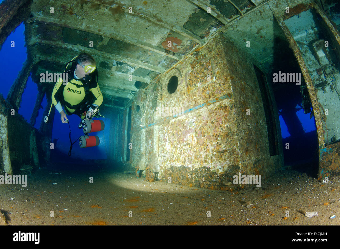 Naufragio MV Cominoland e scuba diver, Xwejni-Bay, Gozo, Malta, Sud Europa, Mar Mediterraneo Foto Stock