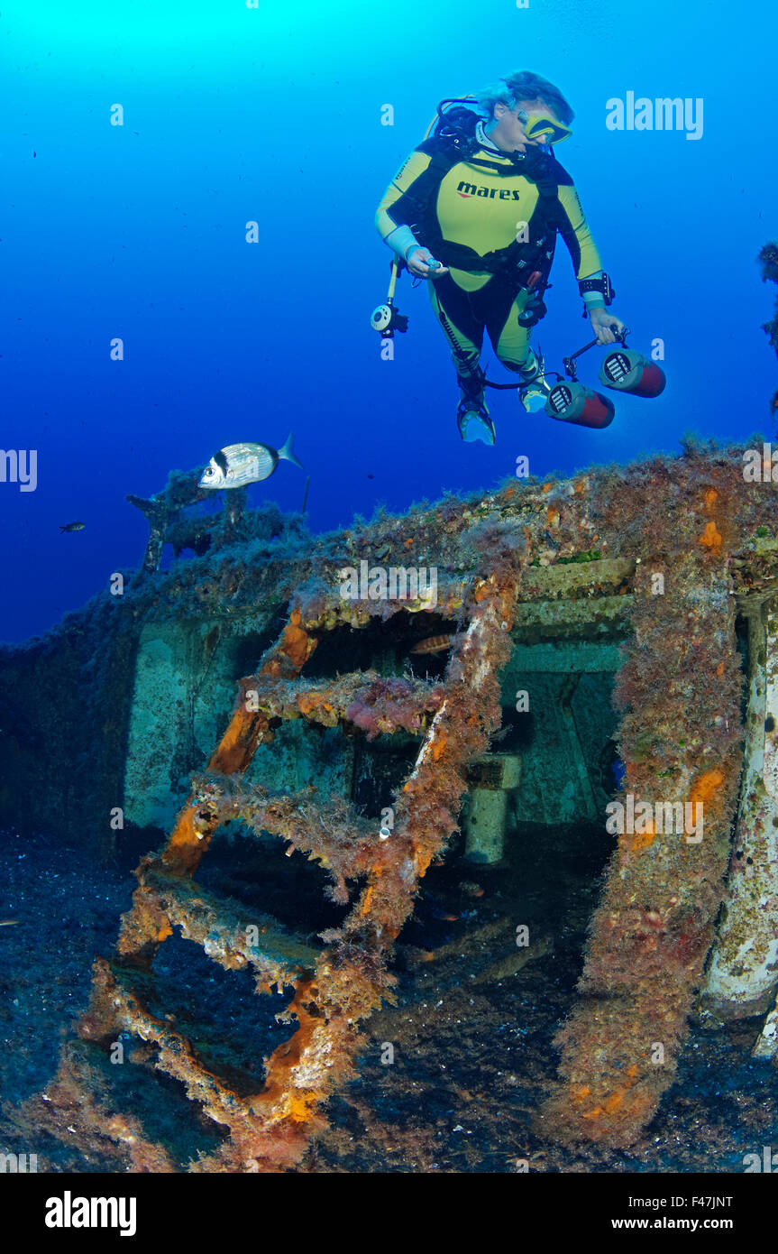 Naufragio MV Cominoland e scuba diver, Xwejni-Bay, Gozo, Malta, Sud Europa, Mar Mediterraneo Foto Stock