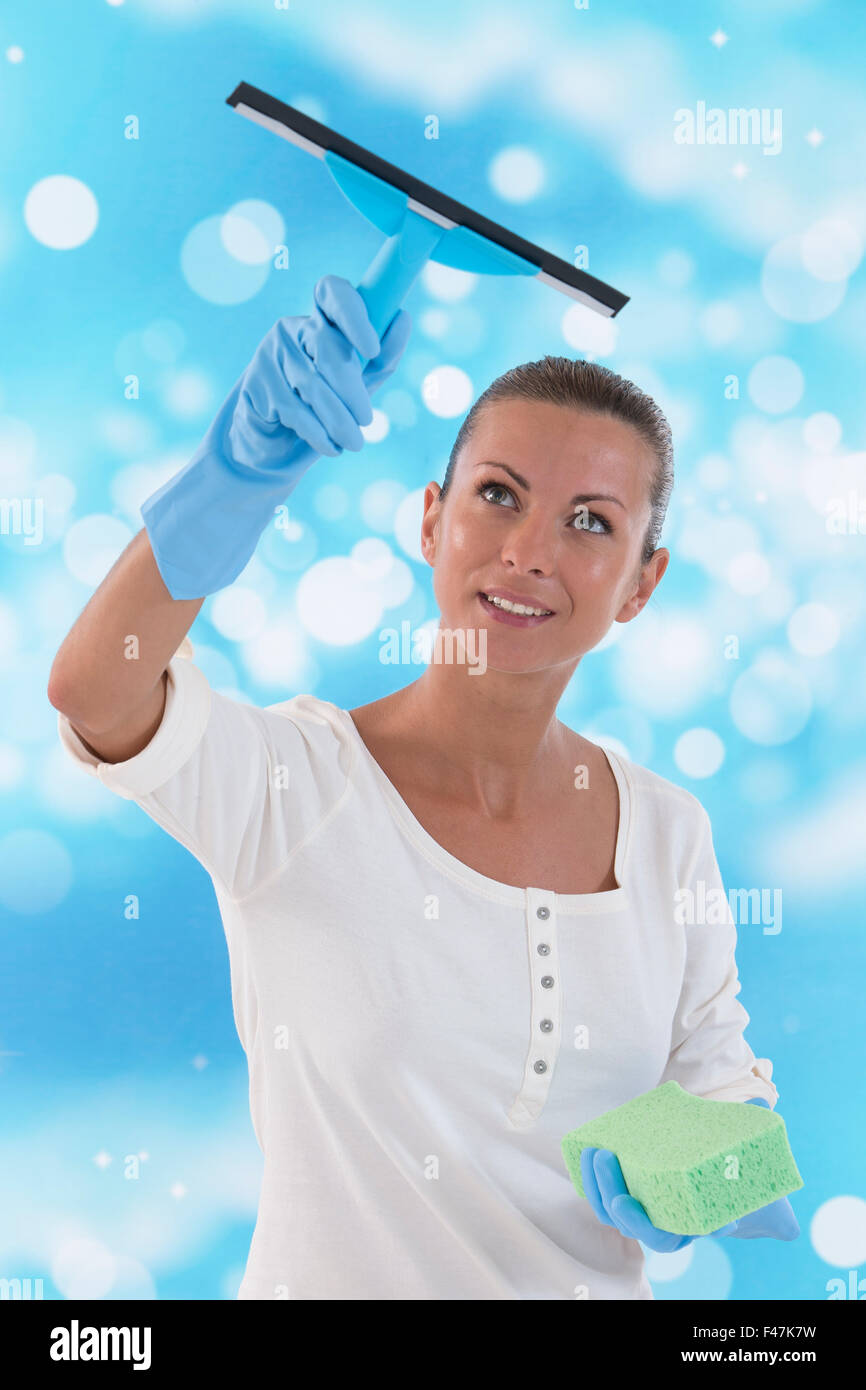 La donna a fare i lavori di casa Foto Stock