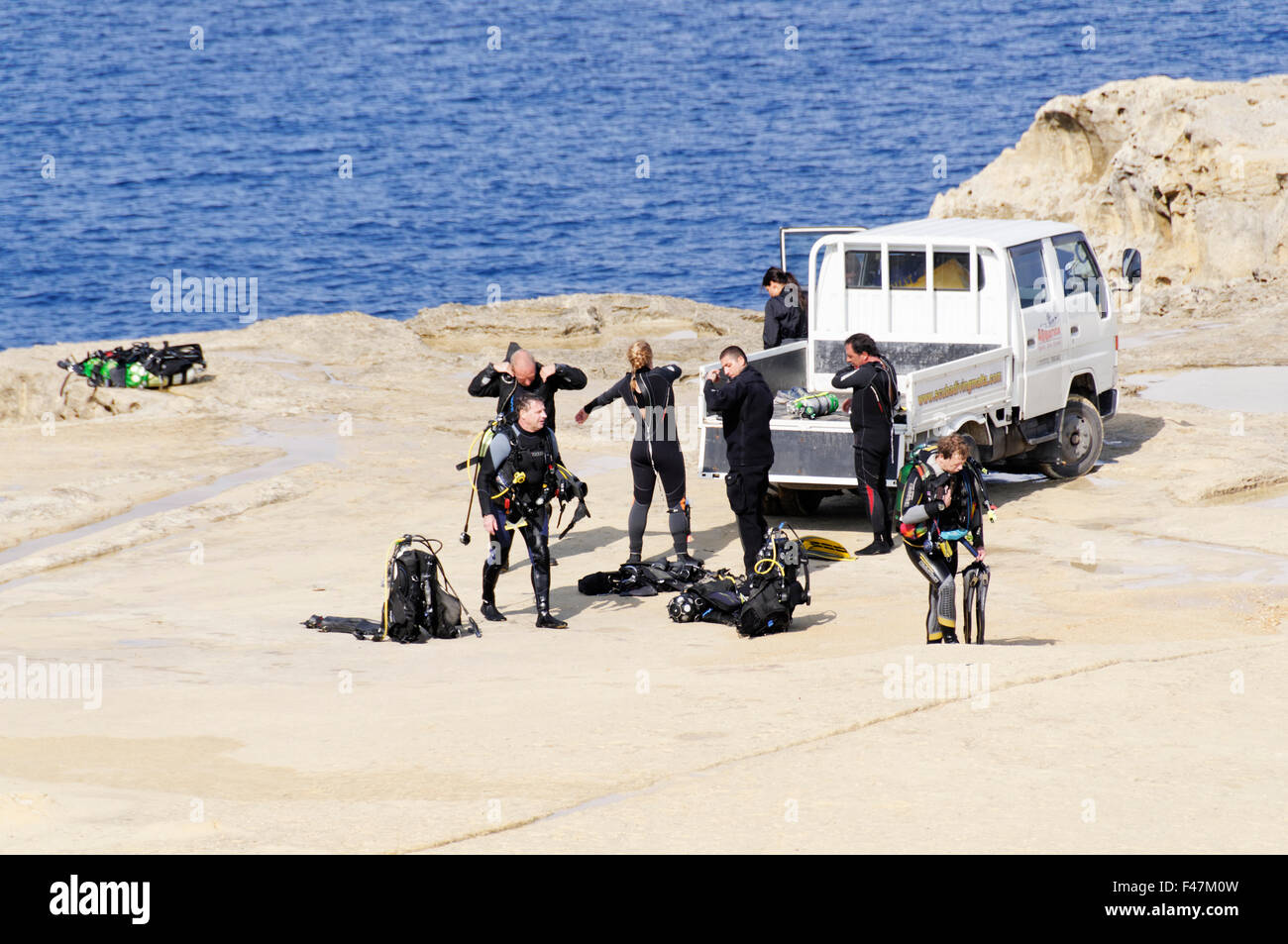 Scuba Diver su Gozo arrivare a essere vestito, Gozo, Malta, Sud Europa, Mar Mediterraneo Foto Stock