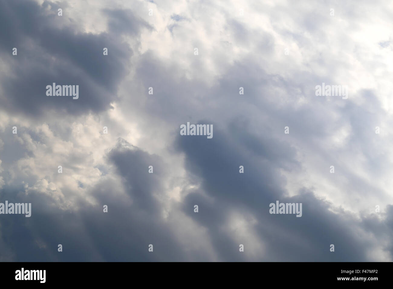 Interessanti foto nuvole bianche su un cielo blu Foto Stock