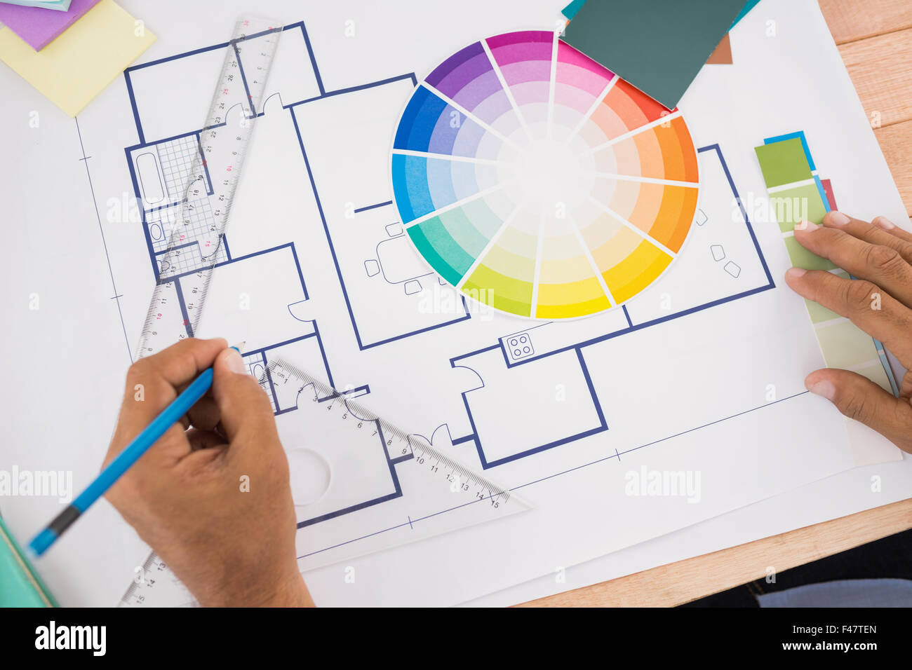 Mani disegno accanto a piani di sorveglianza di colori Foto Stock