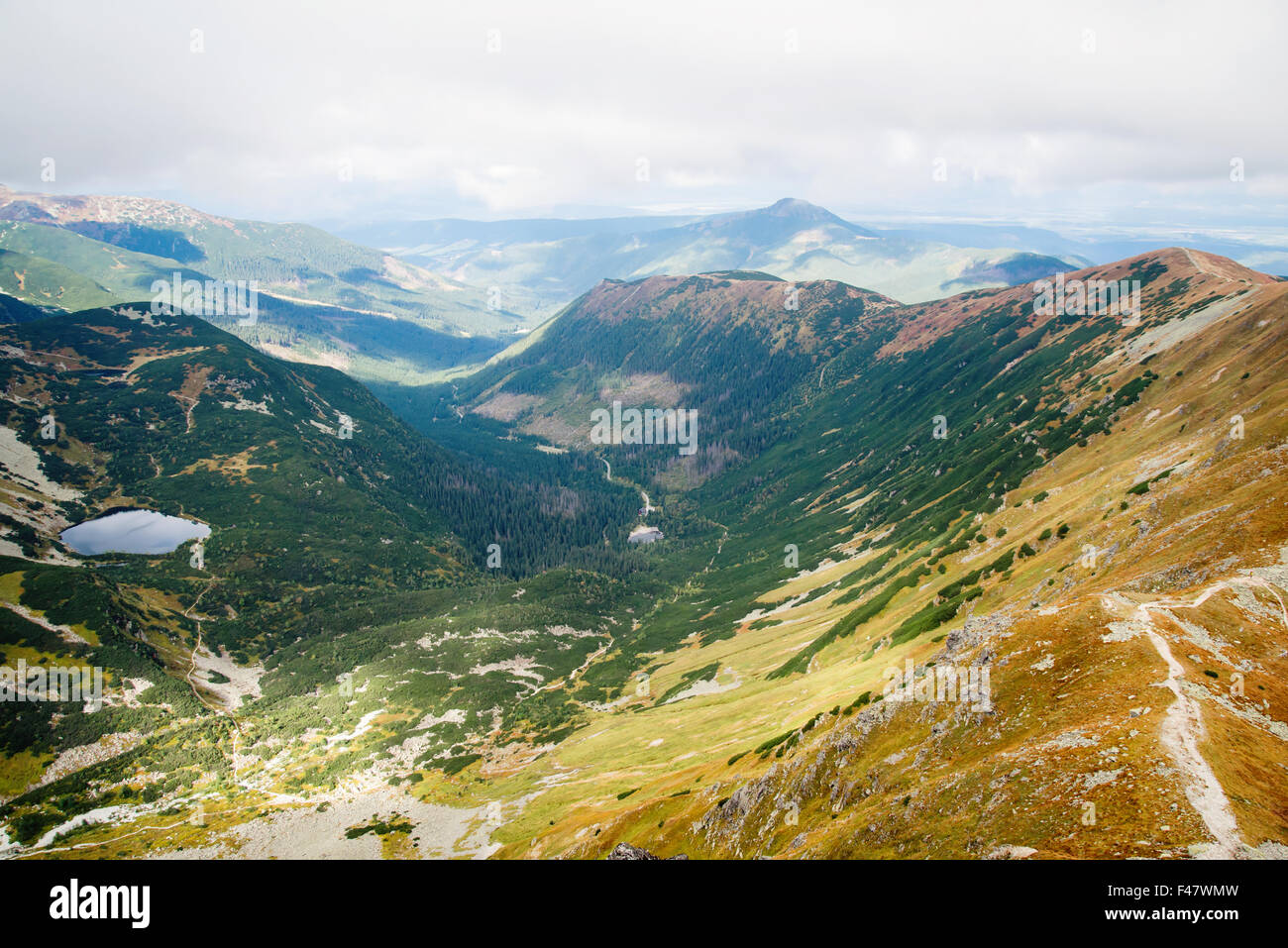 Vista dall'Ostry Rohac picco a Tatra Foto Stock