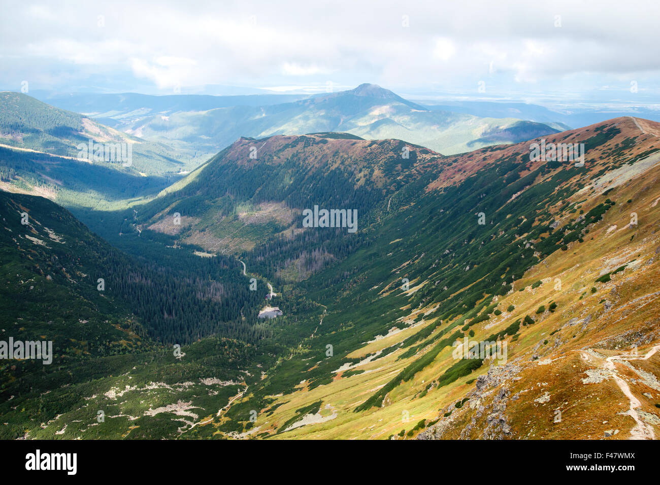 Vista dall'Ostry Rohac picco a Tatra Foto Stock