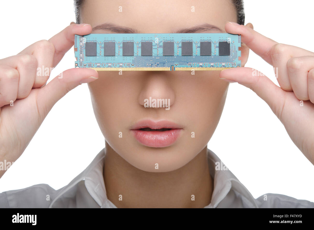 Donna con la scheda di memoria prima di gli occhi Foto Stock