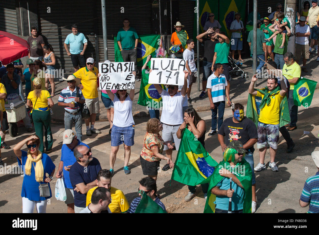 Proteste contro il governo del Brasile, chiedendo per Dilma Roussef di impeachment su scandali di corruzione, l aumento dell inflazione e la crisi Foto Stock