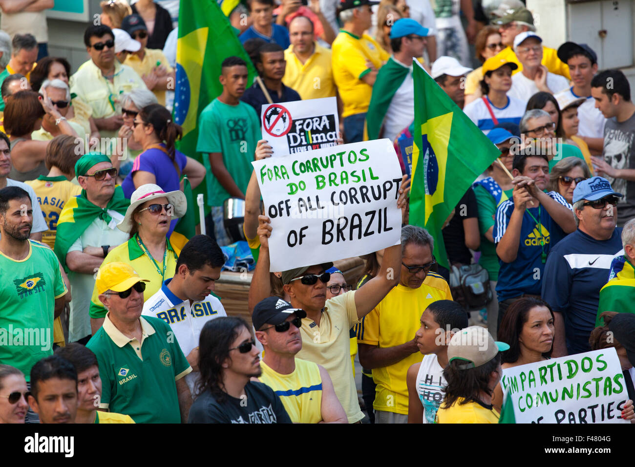 Proteste contro il governo del Brasile, chiedendo per Dilma Roussef di impeachment su scandali di corruzione, l aumento dell inflazione e la crisi Foto Stock