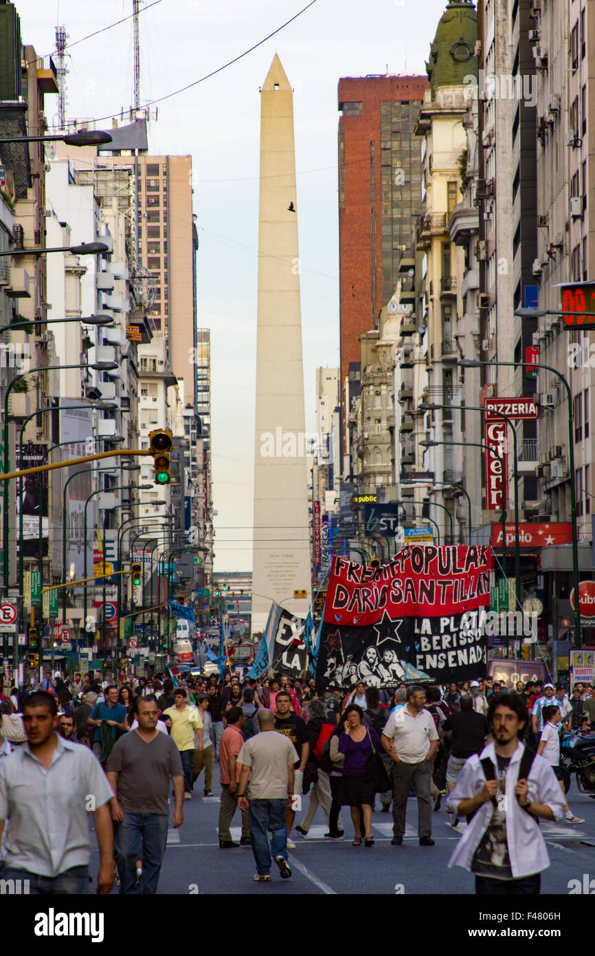 Protesta organizzata da sinistra i sindacati e i movimenti sociali all'Obelisco in Buenos Aires. Foto Stock