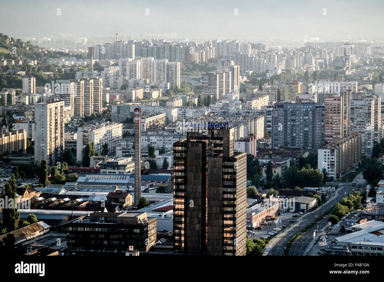 Skyline di Novo Sarajevo e Novi Grad Sarajevo visto da Avaz Twist Tower. Foto Stock