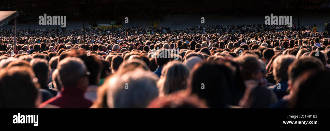 Foto panoramica della grande folla di gente. Rallentare la velocità dello shutter motion blur. Foto Stock