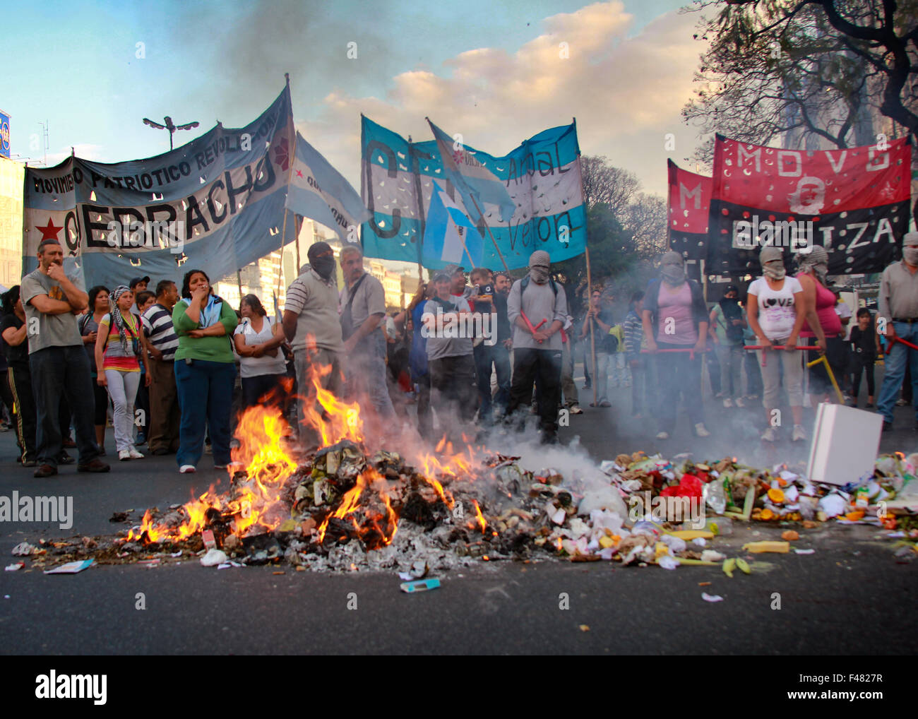 Protesta organizzata da sinistra i sindacati e i movimenti sociali all'Obelisco in Buenos Aires. Foto Stock