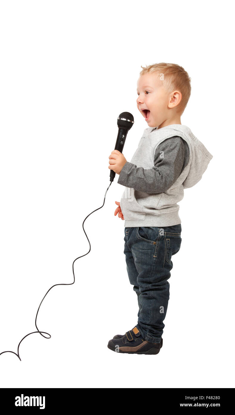 Bambino cantare e godere con microfono isolare su sfondo bianco Foto Stock