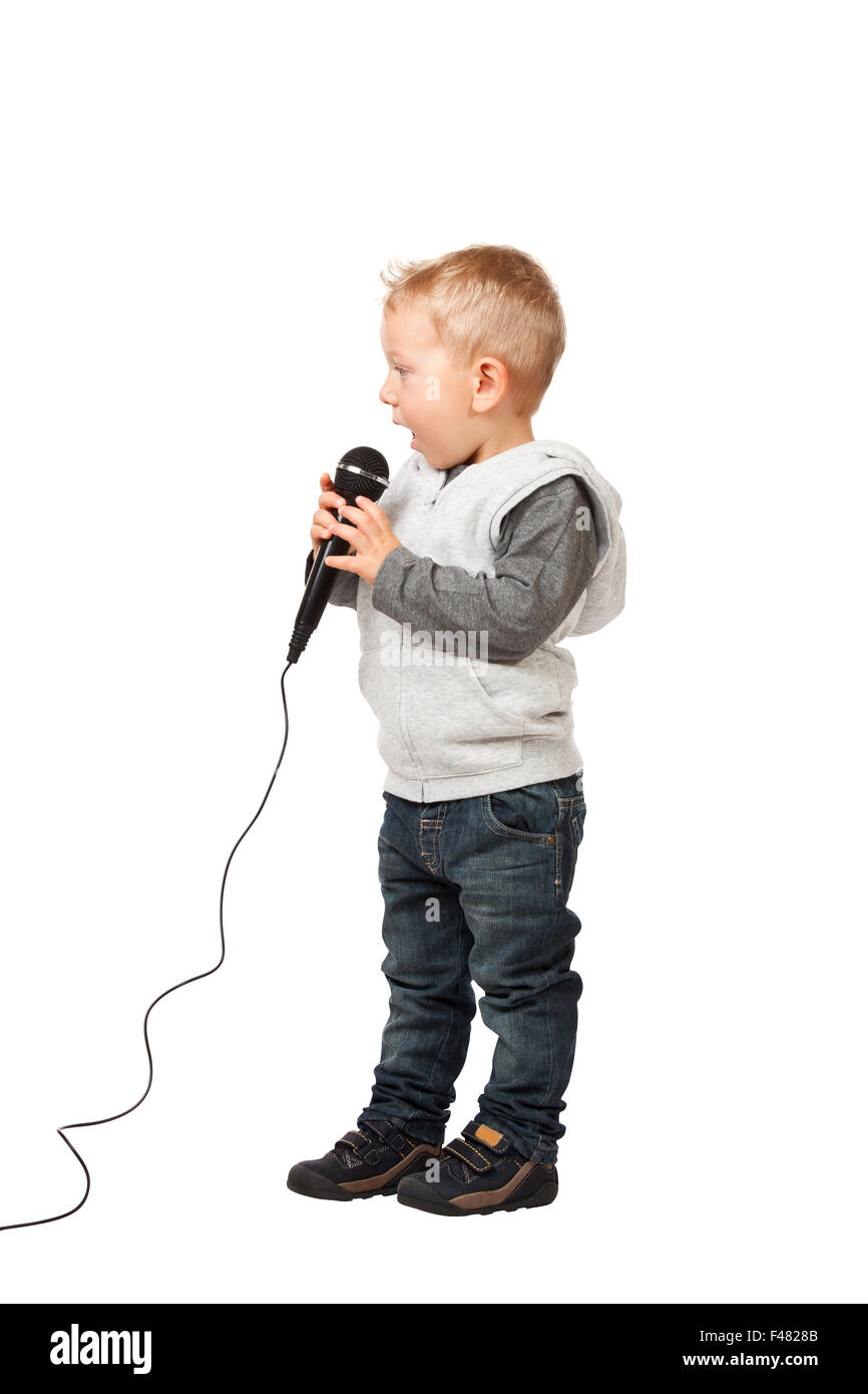 Bambino cantare e godere con microfono isolare su sfondo bianco Foto Stock