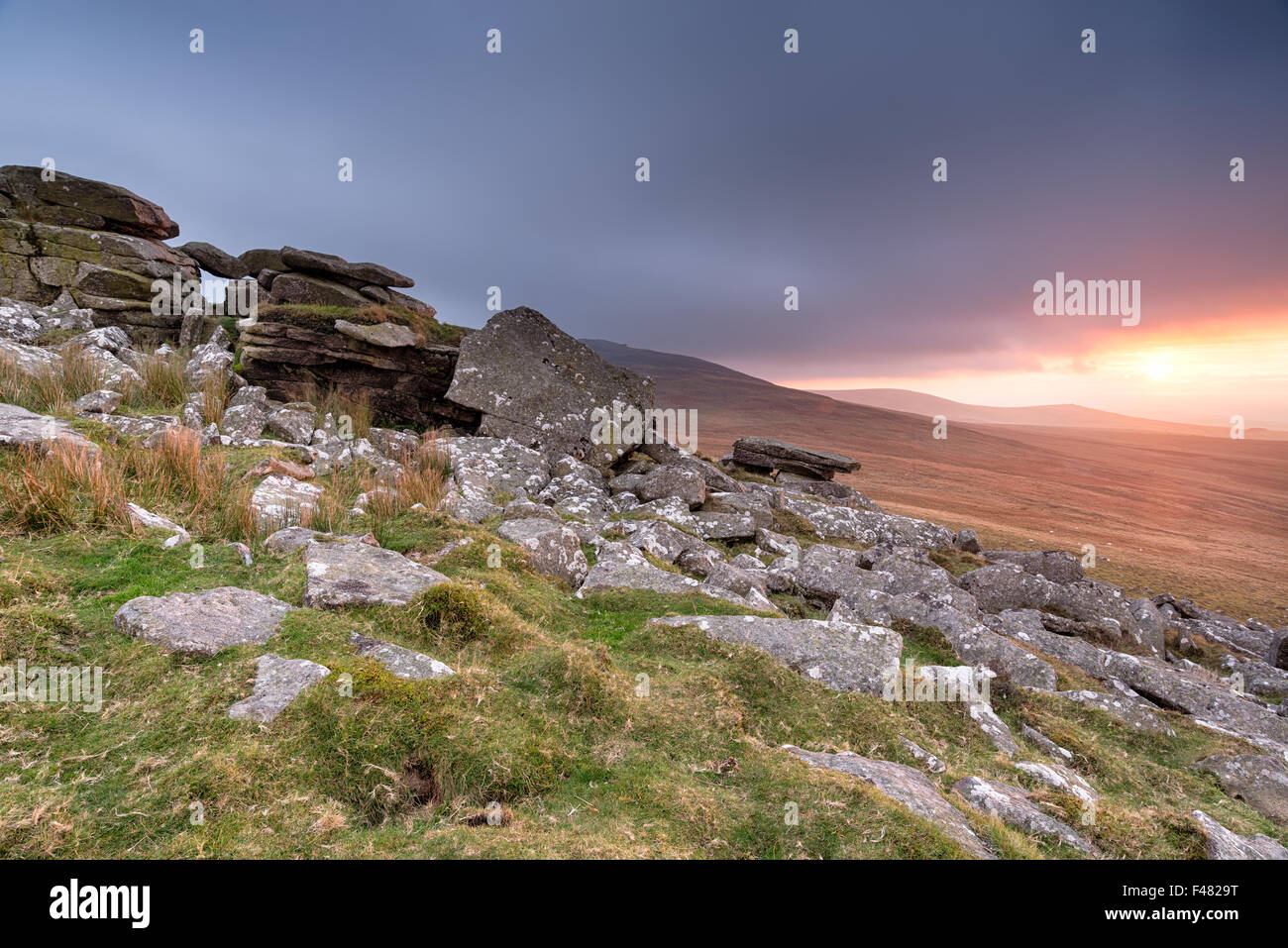 Nuvole temporalesche scendono sul Parco Nazionale di Dartmoor a West Mill Tor vicino a Okehampton Foto Stock