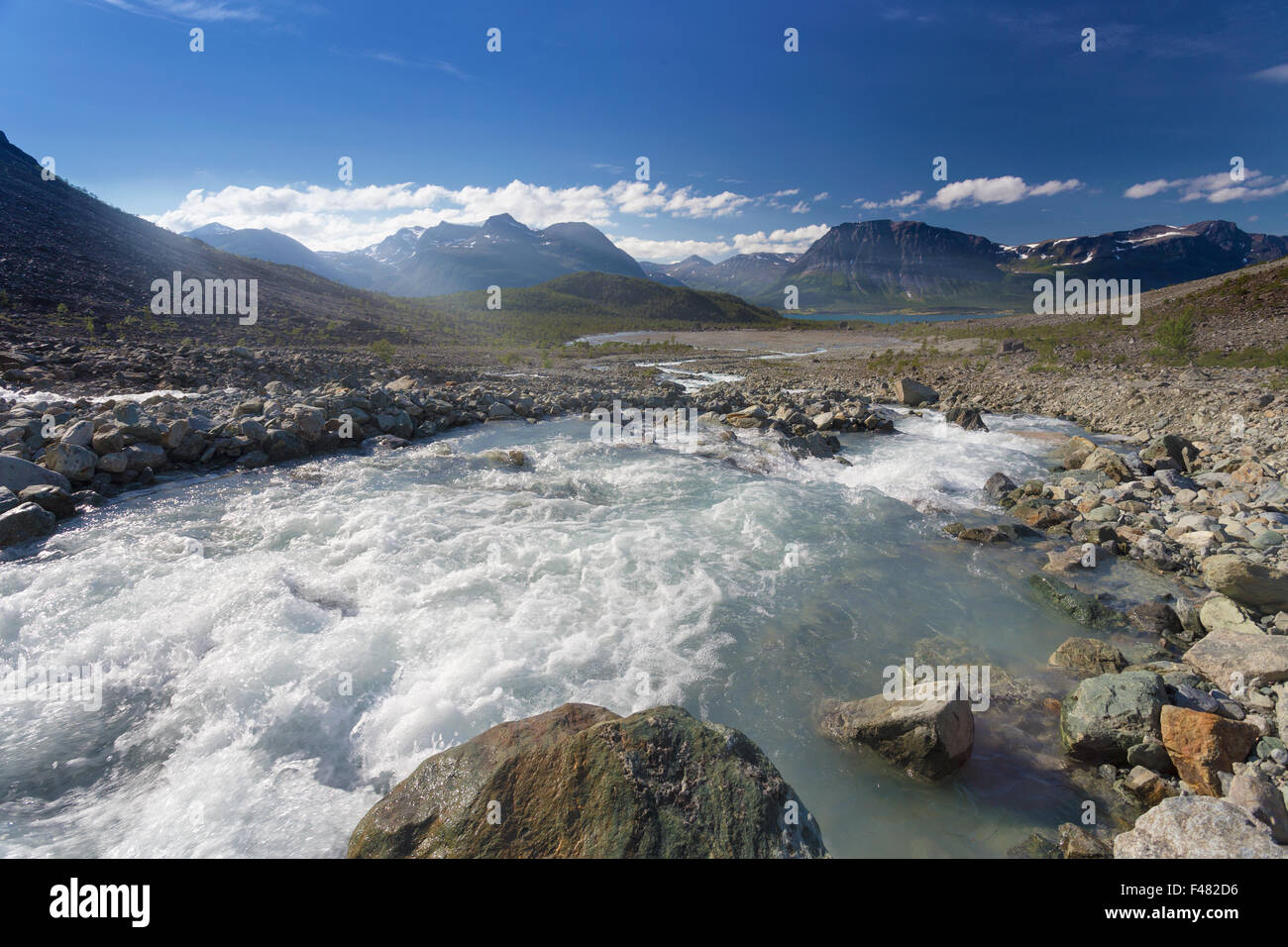 Fiume di montagna in Norvegia polare, Alpi Lyngen Foto Stock