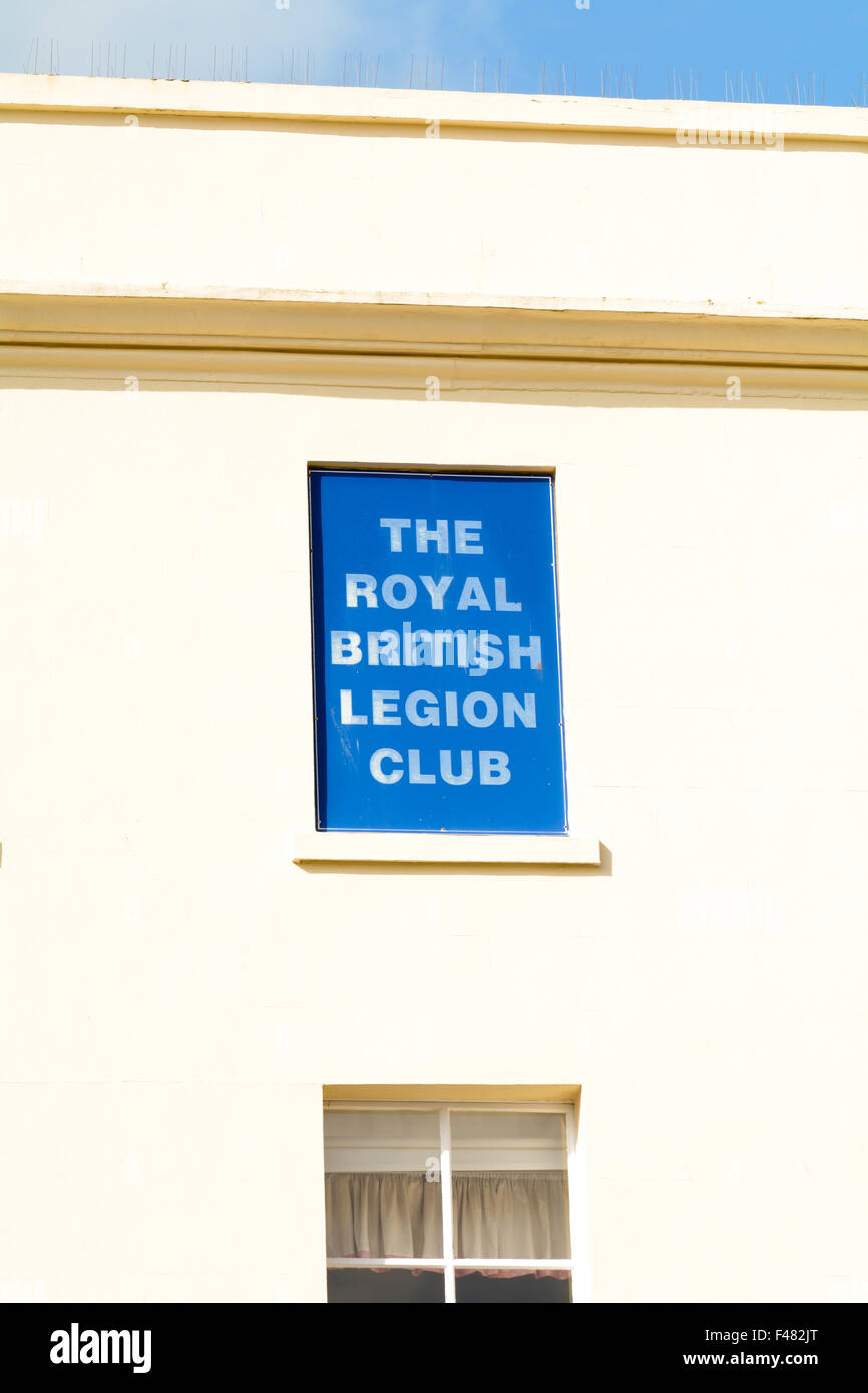 Il Royal British Legion Club segno nella finestra in Teignmouth, Devon, Inghilterra Foto Stock