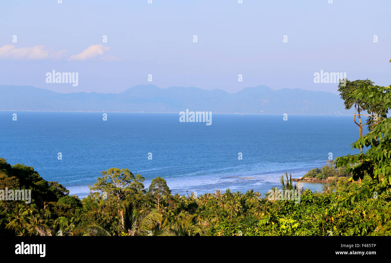 Bella vista oceano con alte montagne coperte dalla giungla Foto Stock