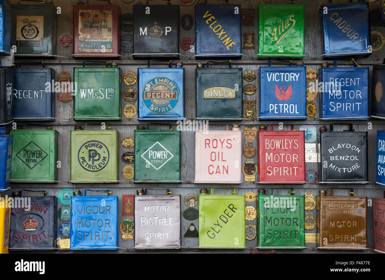 Il vecchio guscio olio motore lattine di metallo Foto Stock