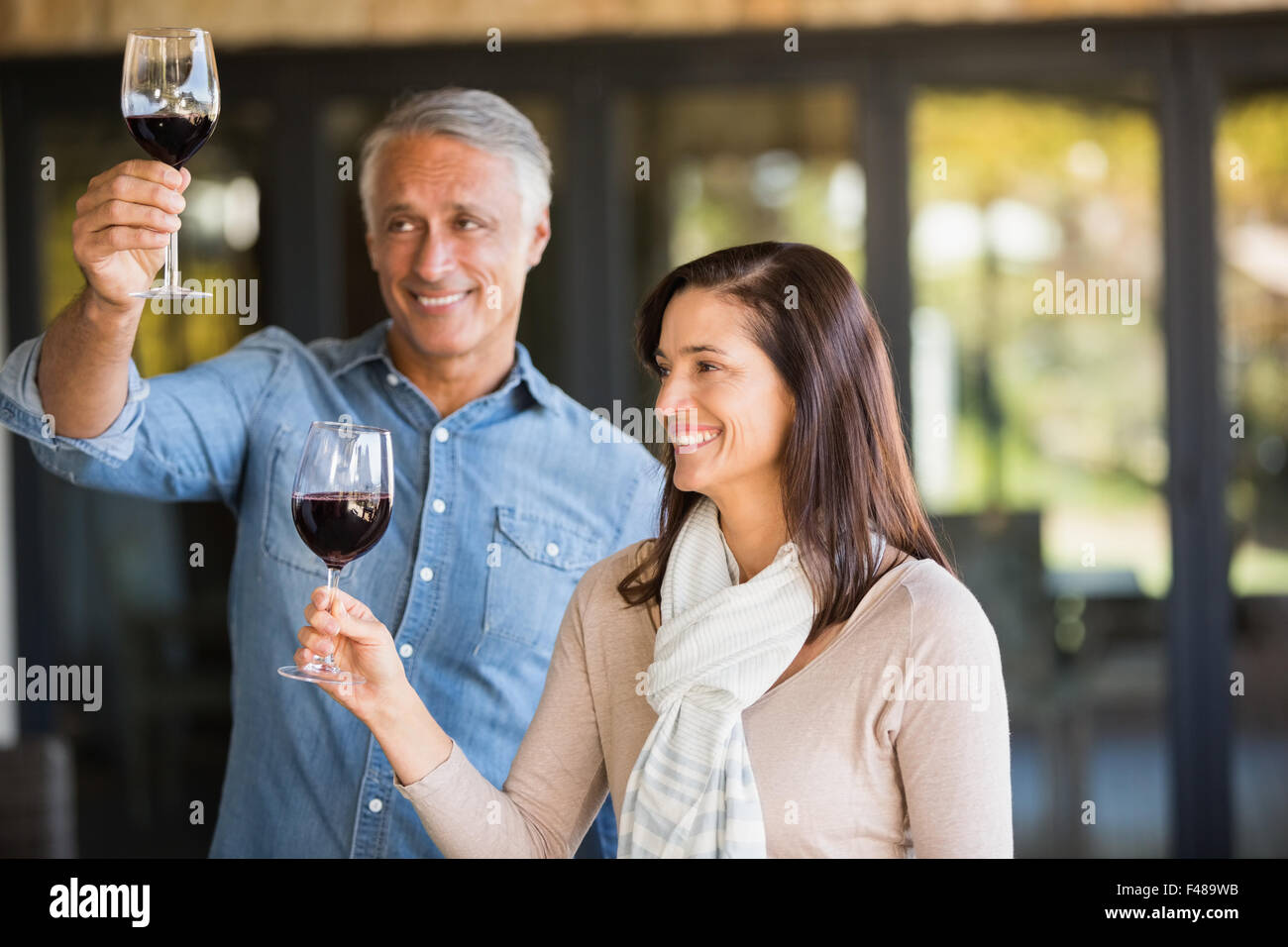 Happy amici in una degustazione di vino Foto Stock