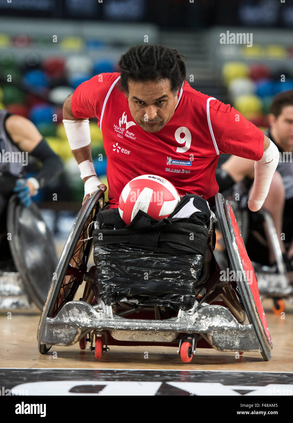 Londra, Regno Unito. 15 ottobre, 2015. Ryadh Sallem della Francia si stacca con la palla durante il mondo BT sedia a rotelle Rugby Challenge 2015 match tra la Nuova Zelanda e la Francia alla casella di rame Arena per giovedì 15 ottobre 2015. Credito: Brandon Griffiths/Alamy Live News Foto Stock