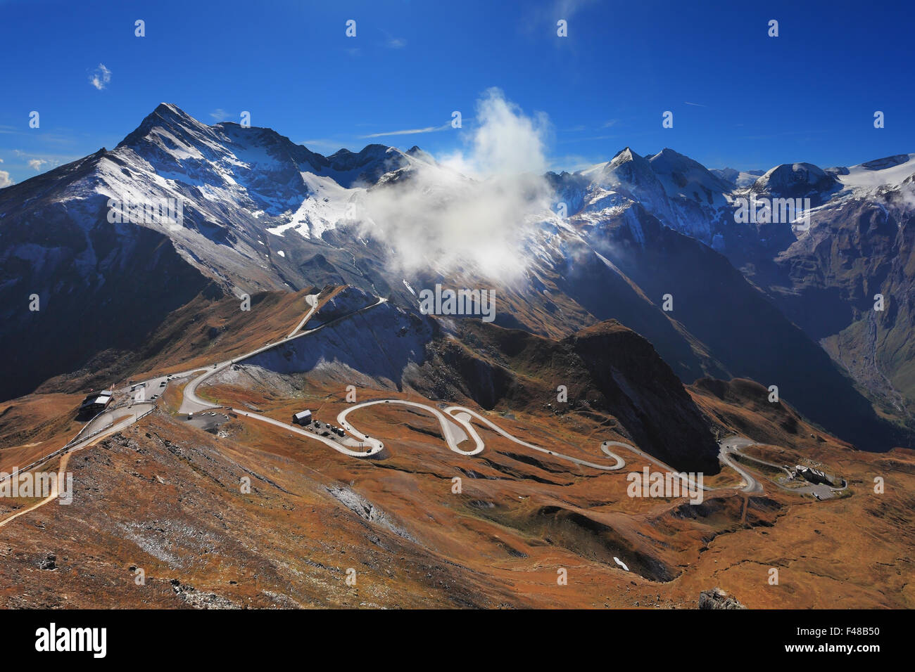 Autostrada ideale si snoda in alta montagna Foto Stock