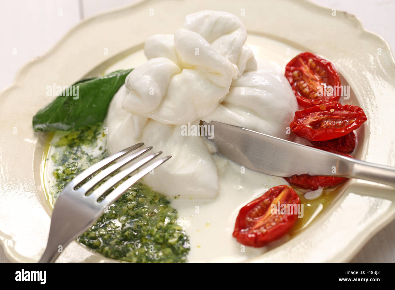 Burrata, freschi formaggi italiani realizzati dalla mozzarella e crema. Foto Stock